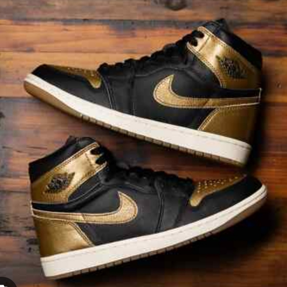 Air Jordan 1 Retro High OG'Metallic Gold